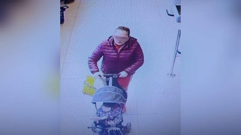 Женщину с ребенком, укравшую весы в магазине, разыскивают в Одинцово