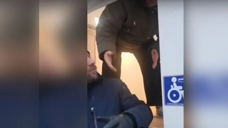 Прохожие помогли освободить бабушку с протезами, застрявшую в лифте перехода в Балашихе