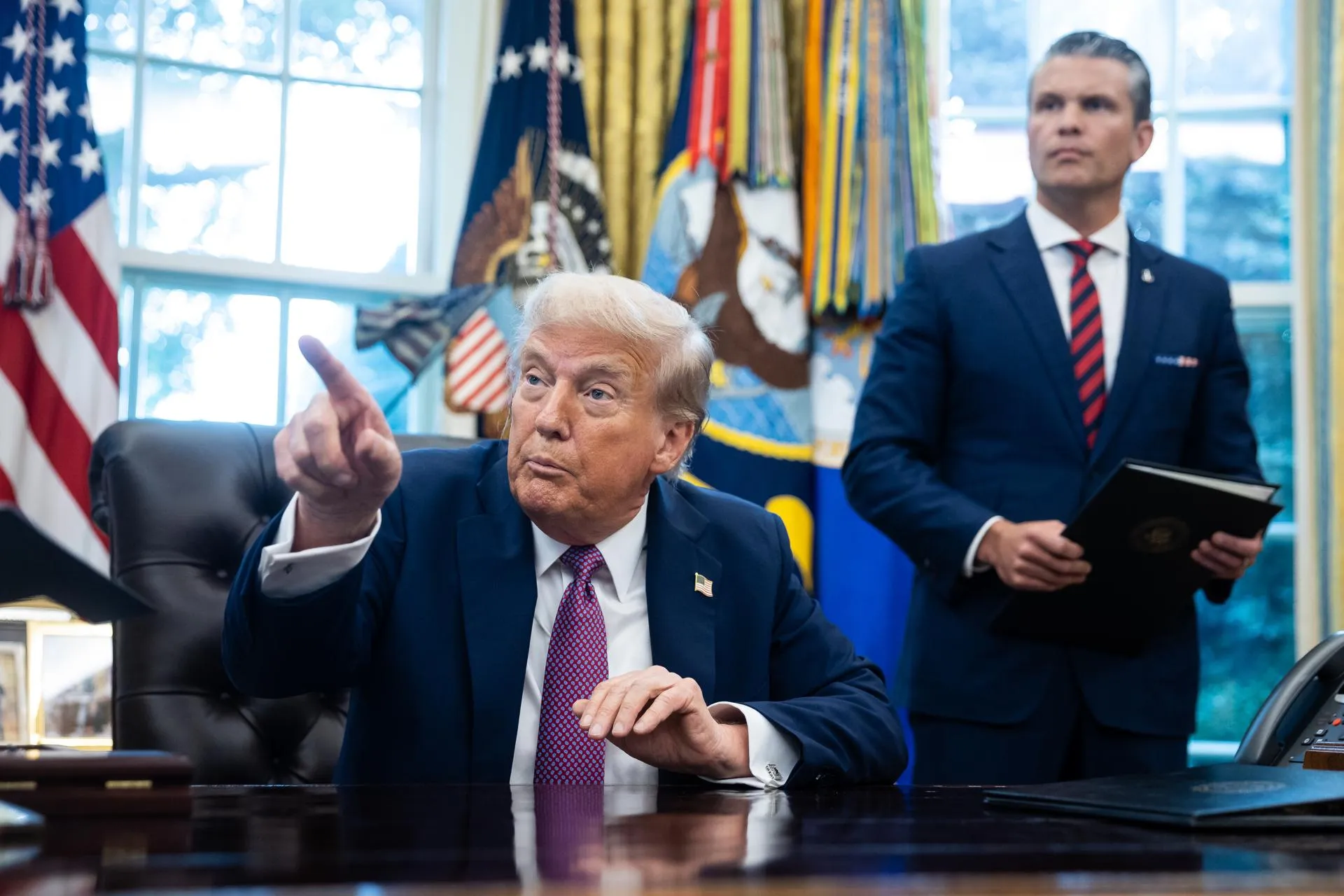 Дональд Трамп и глава Пентагона Пит Хегсет. Francis Chung — Pool via CNP/Keystone Press Agency