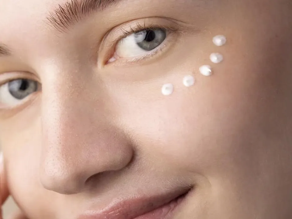 Ложки, лед, петрушка: как бороться с темными кругами под глазами в домашних условиях