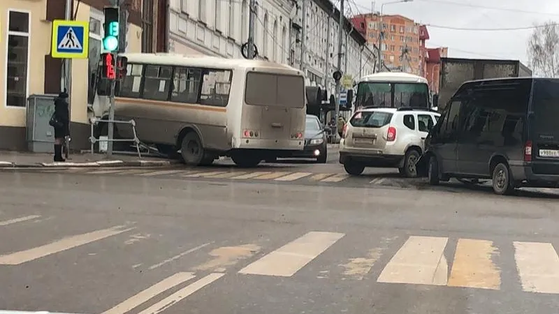 Автобус врезался в дом в центре Серпухова