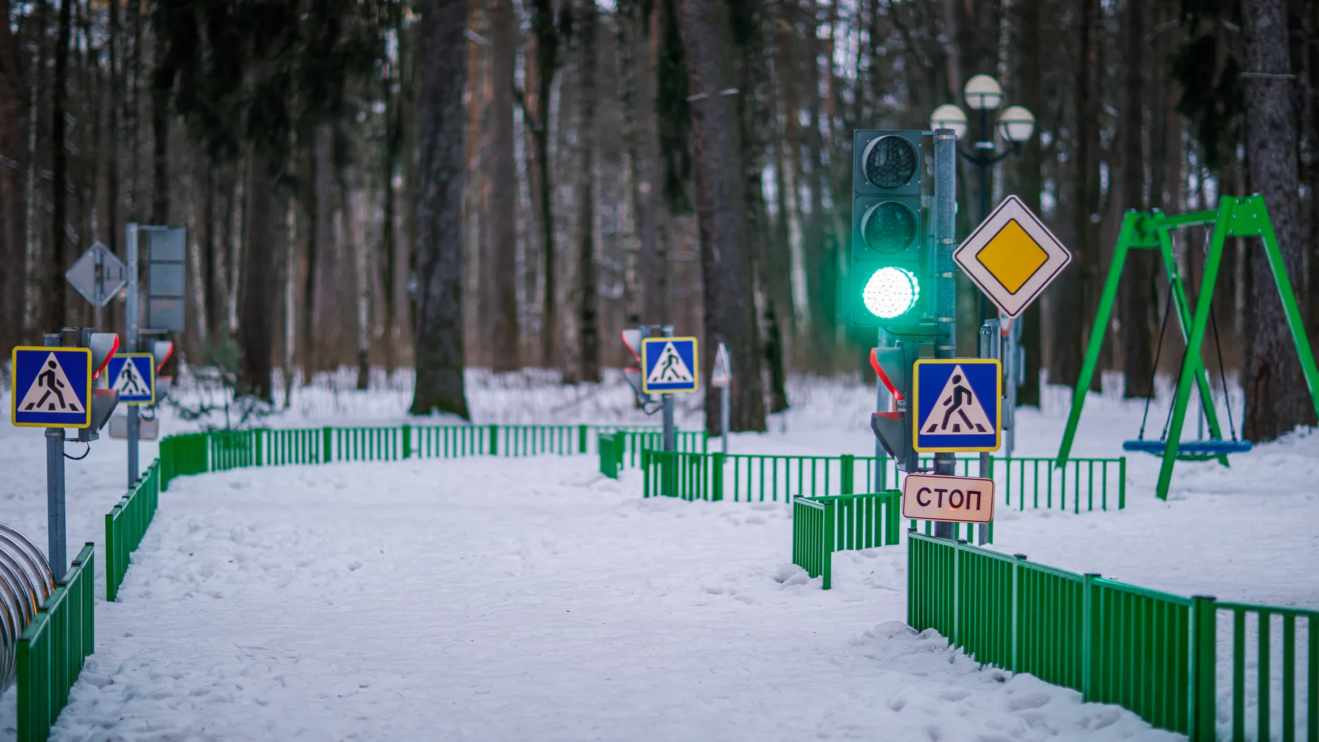Детский городок "Сказочный" зимой в Красногорске