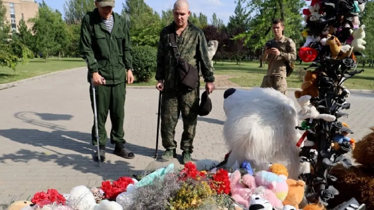 Активисты Донецка посетили Аллею Ангелов, где продолжают появляться имена погибших детей