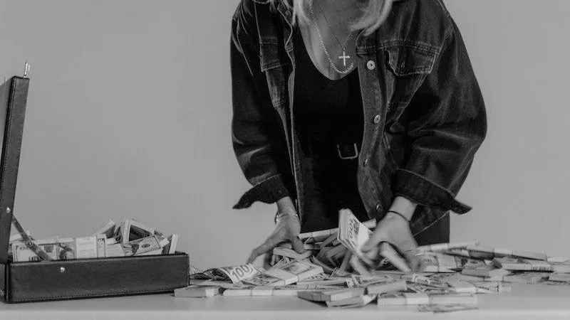 Обокрала «белая ведьма»: мужчина пытался поправить бизнес, но наткнулся на мошенников