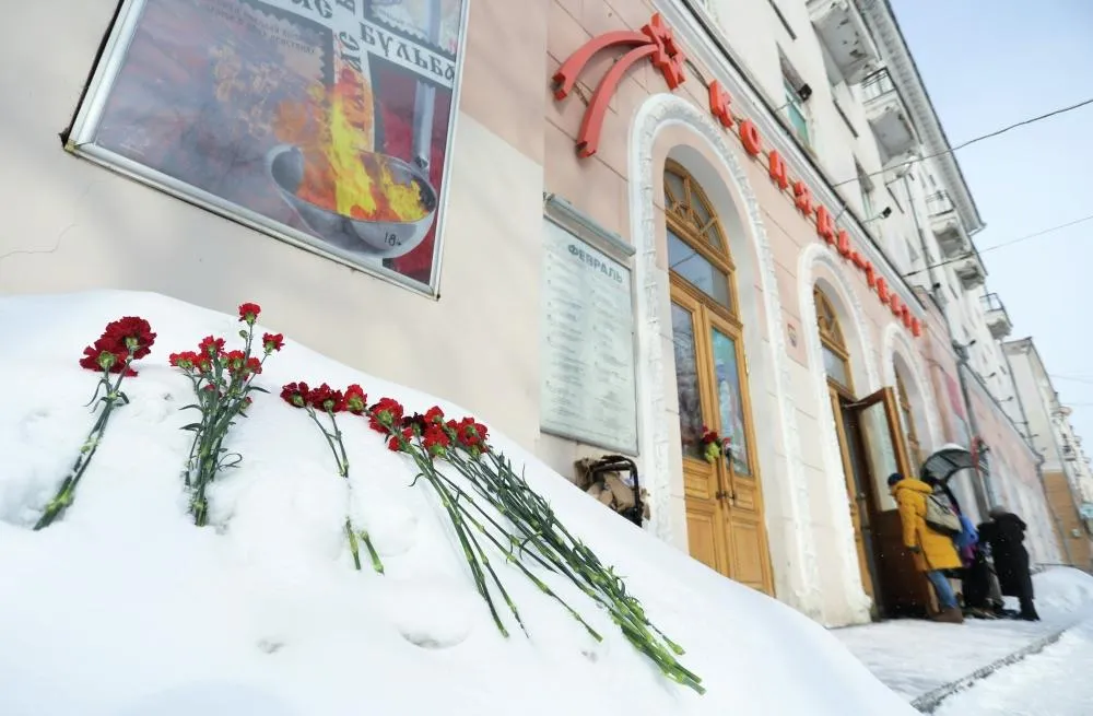 Цветы в память о драматурге Николае Коляде возле «Коляды-театра» в Екатеринбурге