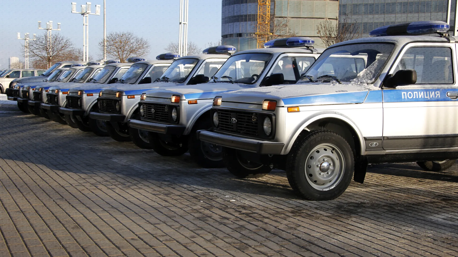 Церемония передачи служебных автомобилей полиции