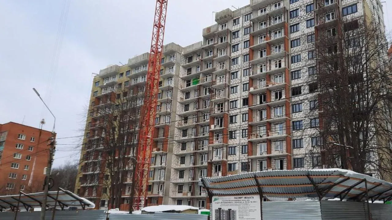 Инспекторы Главгосстройнадзора провели проверку хода строительства многоэтажного дома