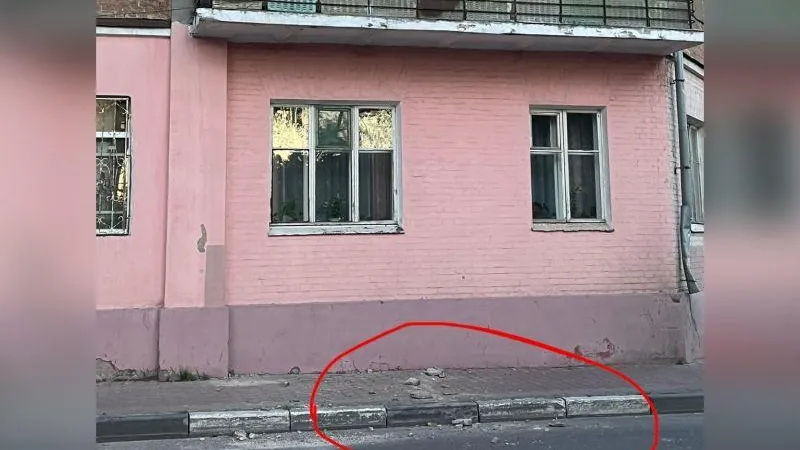 Кусок бетона упал у ног женщины с ребенком в Серпухове