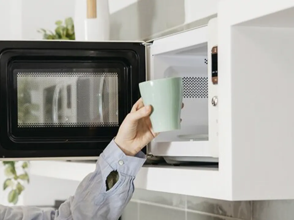 «Выльется в серьезную неисправность»: выяснилось, какое «поведение» микроволновки должно настораживать