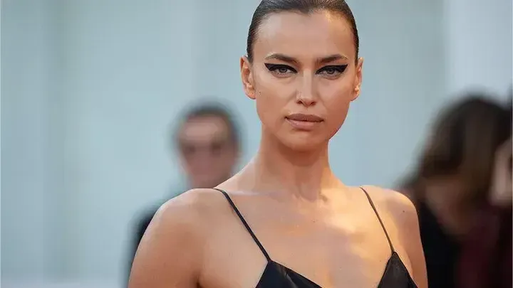 Ирина Шейк снялась для журнала с обнаженной грудью и с обесцвеченными бровями