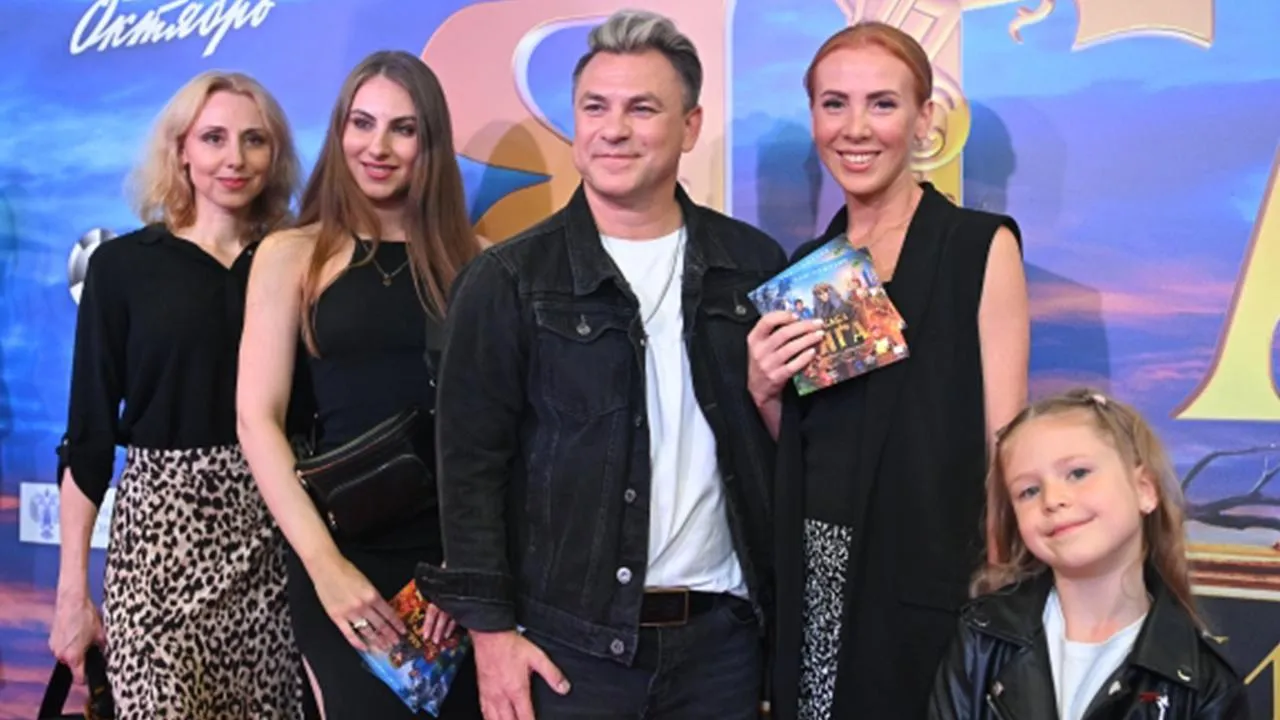 Бывший солист «На-На» привел на премьеру фильма двух жен