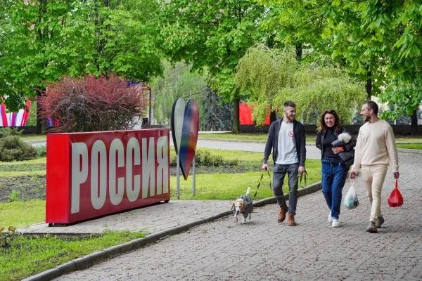 Украшение сквера Россия к майским праздникам в Донецке