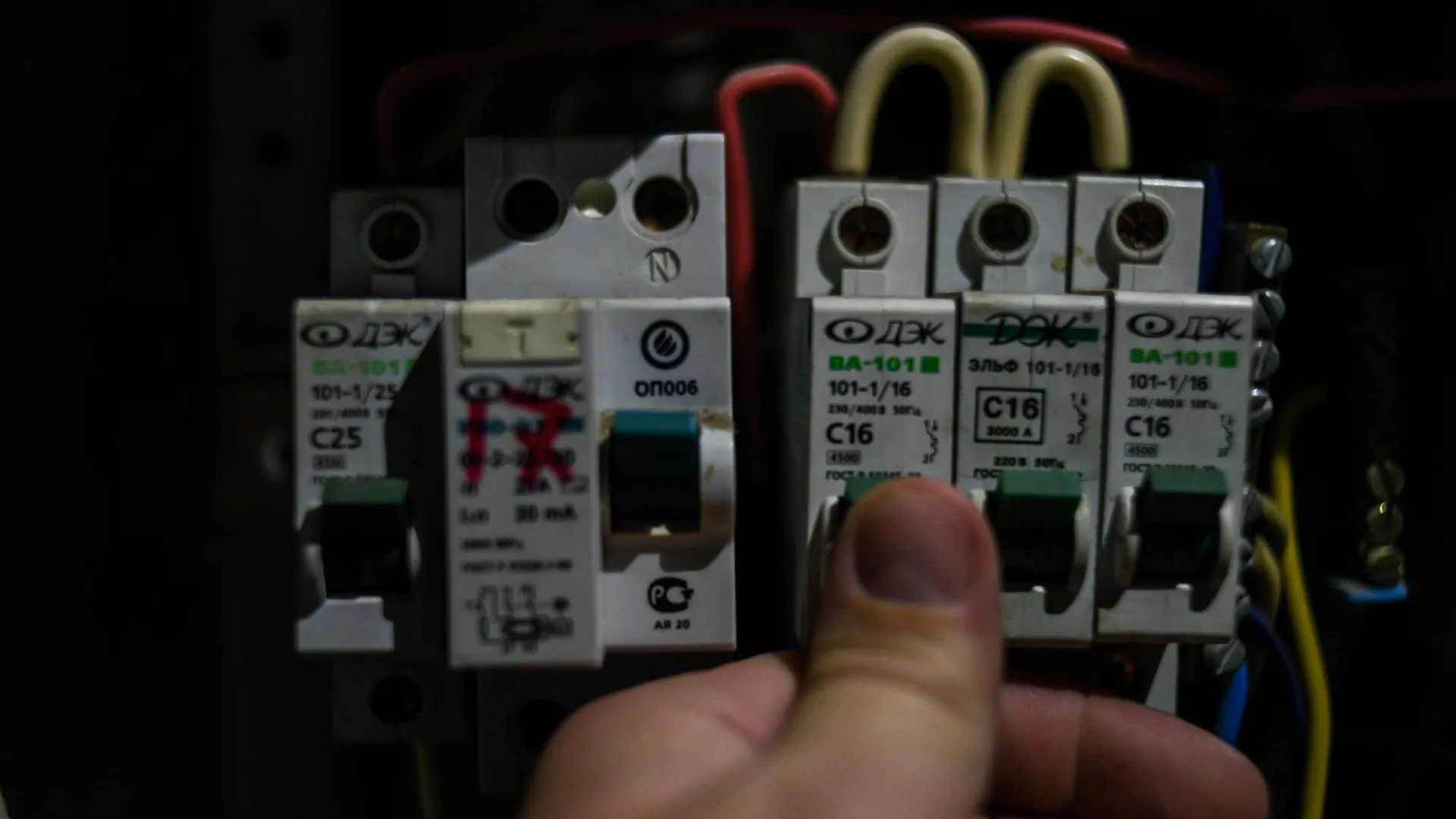 Юрист Крохин перечислил способы не стать жертвой лжеэлектриков