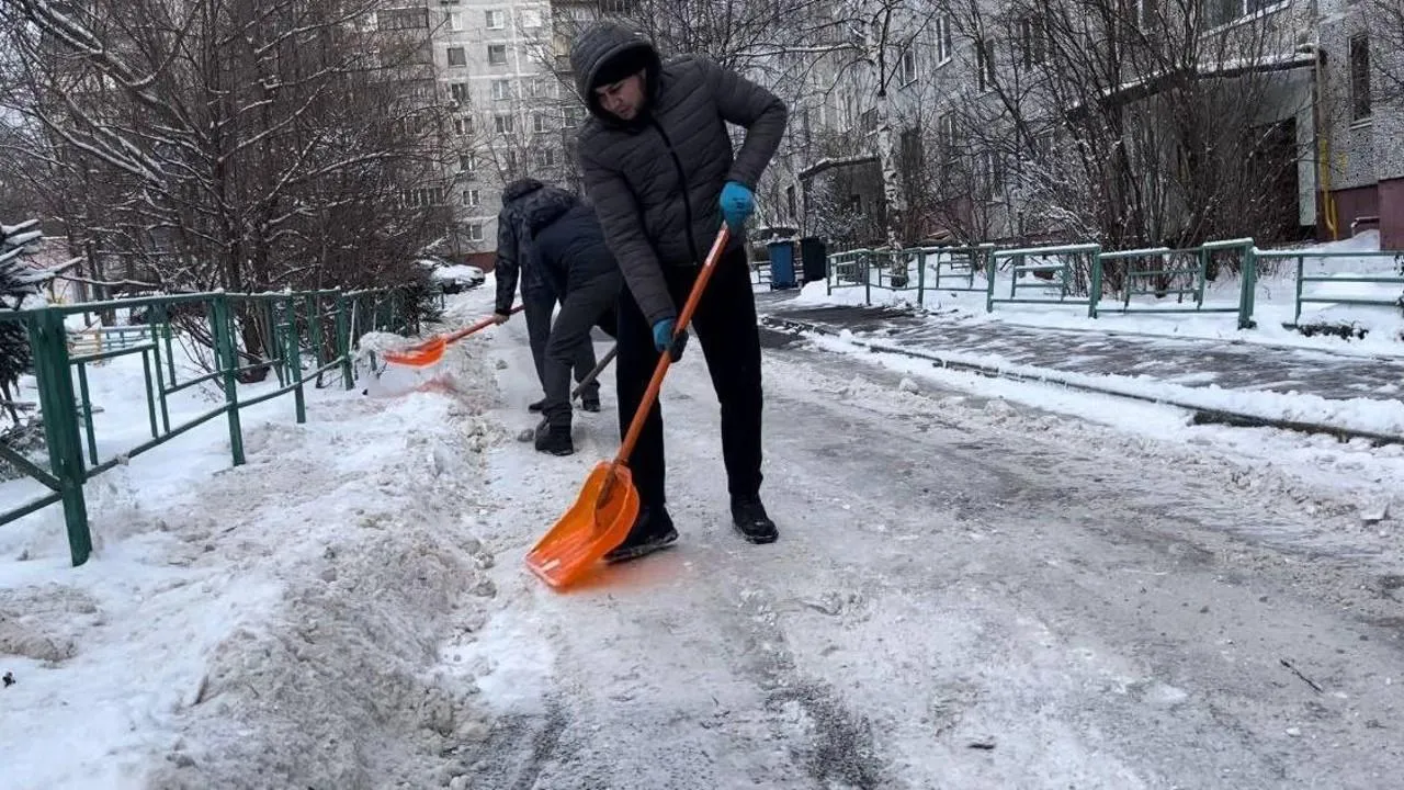 В Подмосковье за неделю очистили от снега более 15 тысяч территорий