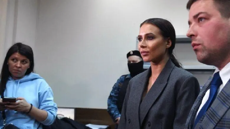 Блогеру Лерчек запретили пользоваться интернетом и телефоном