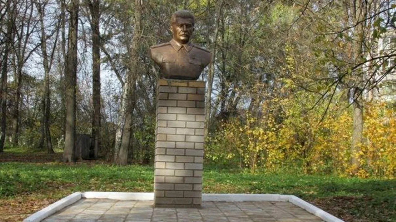 В Кировской области в детском парке установили памятник Сталину