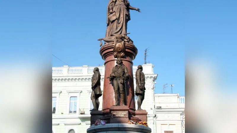 «С украинцами мы, в конце концов, разберемся, а вот с Западом…»: политолог о сносе памятника Екатерине II
