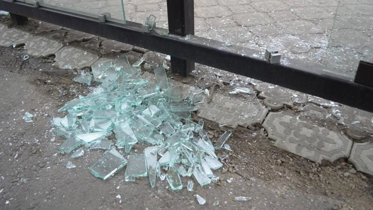 Вандалы повредили четыре тысячи остановочных павильонов в Подмосковье с начала года
