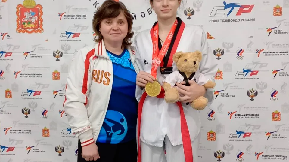 София Семенова (справа) вместе со своим тренером Ольгой Казадаевой (слева). Фото: МБУ ДО «Детско-юношеская спортивная школа»