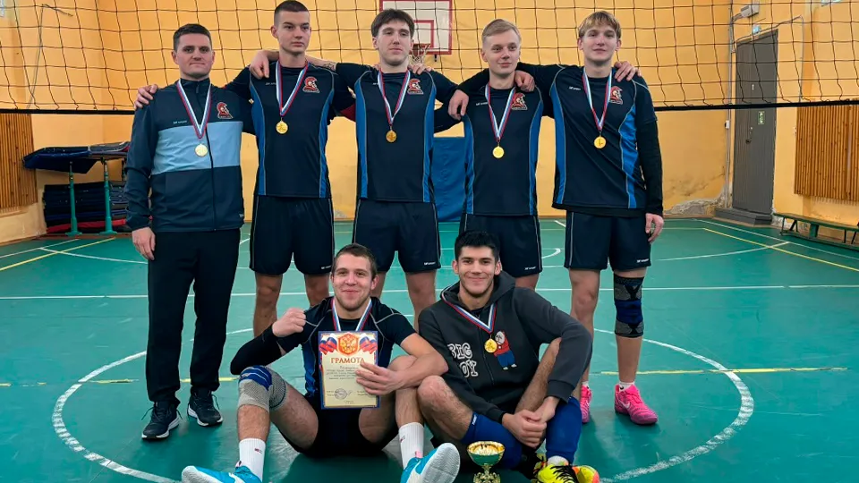 Команда Зарайского педагогического техникума по волейболу со своим тренером Александром Чижиковым (первый слева, стоит). Фото: vk.com/Спортивный клуб «Спарта-ЗПК»