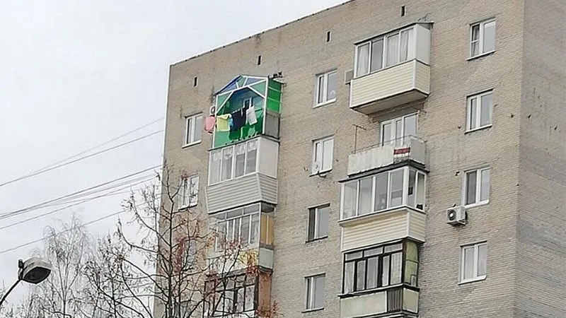 Житель Балашихи превратил свой балкон в «Изумрудный город»