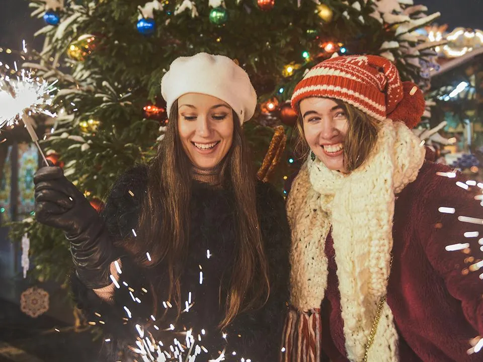 Новый год без переплат: где и когда искать выгодные билеты и отели — советы эксперта