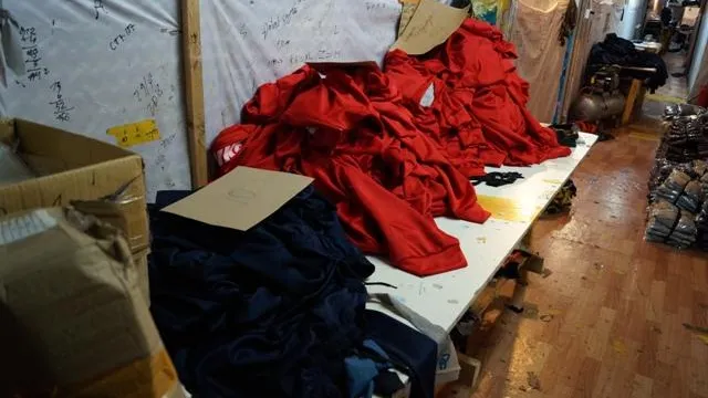 Подпольный швейный цех с липовой спортивной одеждой организовали мигранты в Истре