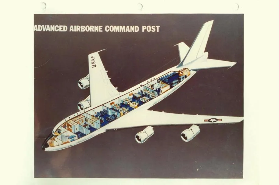 Внутреннее устройство самолета Boeing E-4B Nightwatch, апрель 1976 года. US Department of Defense