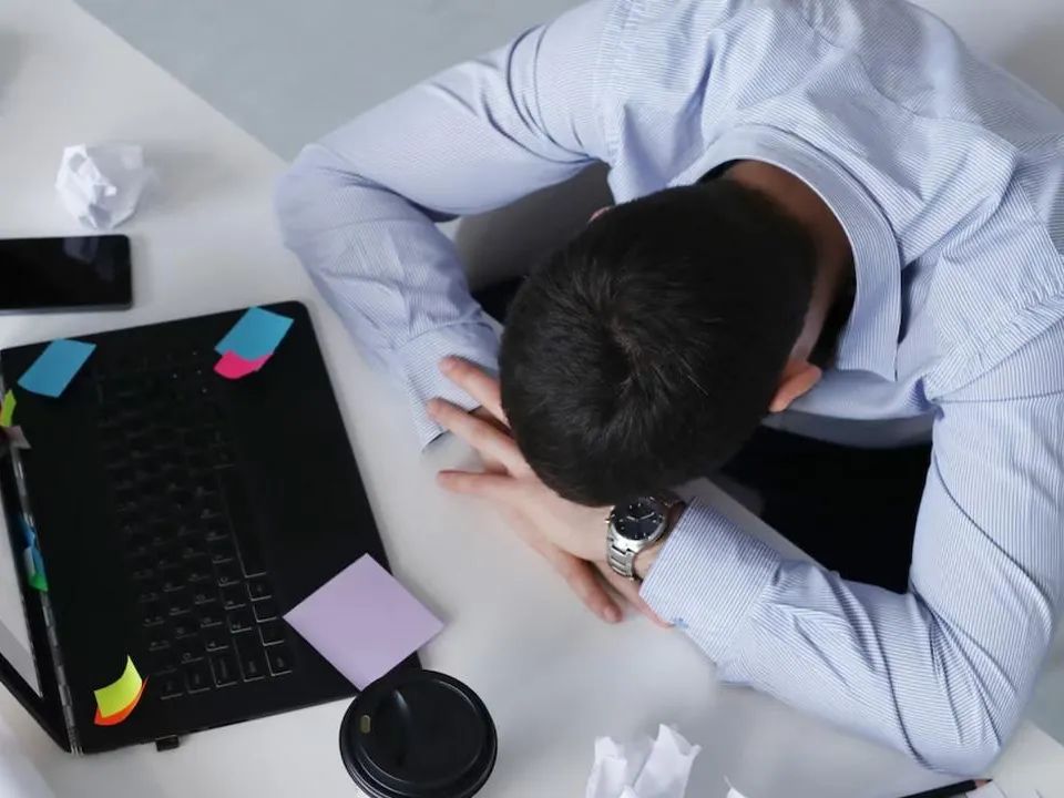 «Хроническая усталость и раздражительность»: как неправильный рабочий график разрушает нашу психику