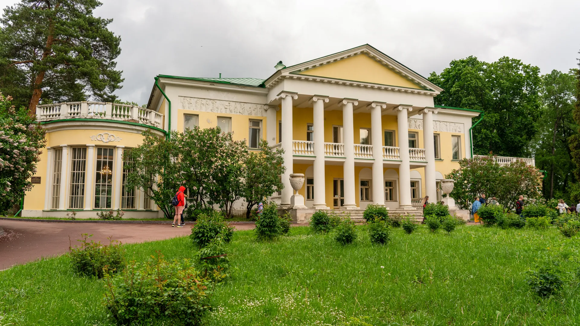 Главный усадебный дом в музее-заповеднике «Горки Ленинские» Ленинского округа