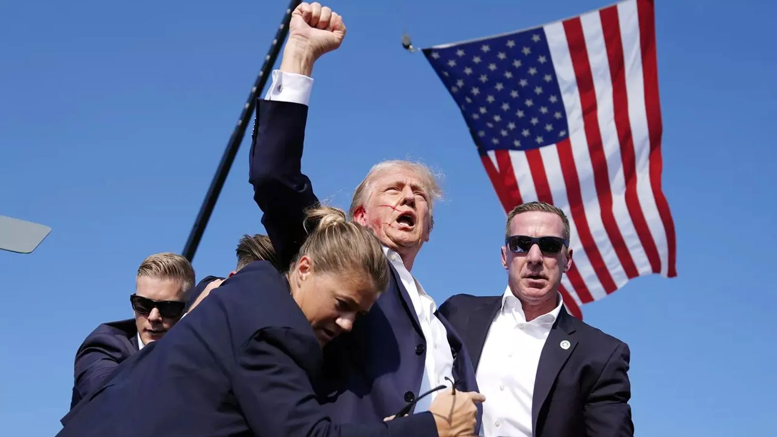 Дональд Трамп сразу после выстрела в него