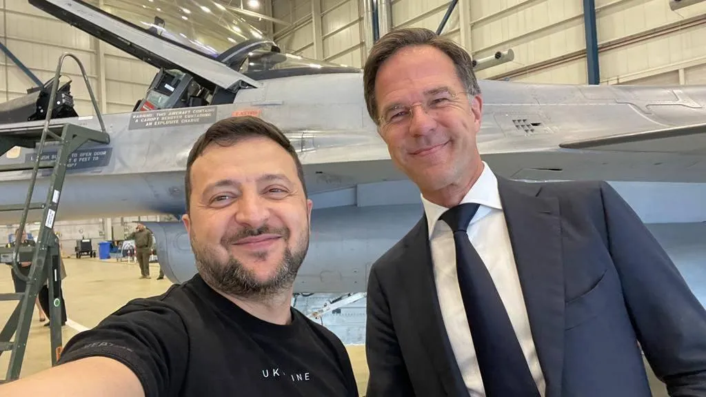 Зеленский в Амстердаме анонсировал долгожданную поставку F-16 из Нидерландов и заселфился на фоне одного из них