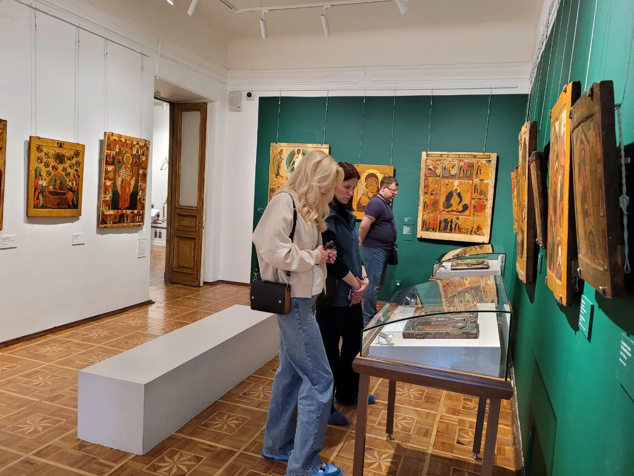 Посещение музеев, концертов, выставок поможет справиться с негативом. Фото: Юлия Григорьева