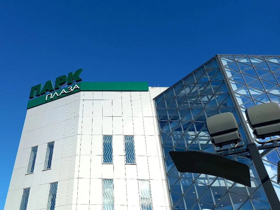 Фото: REGIONS/Олег Книжник. На фото: ТРЦ&nbsp;«Парк Плаза», для съемок сериала&nbsp;«Ненастье» временно ставший отелем&nbsp;«Батуев Плаза»