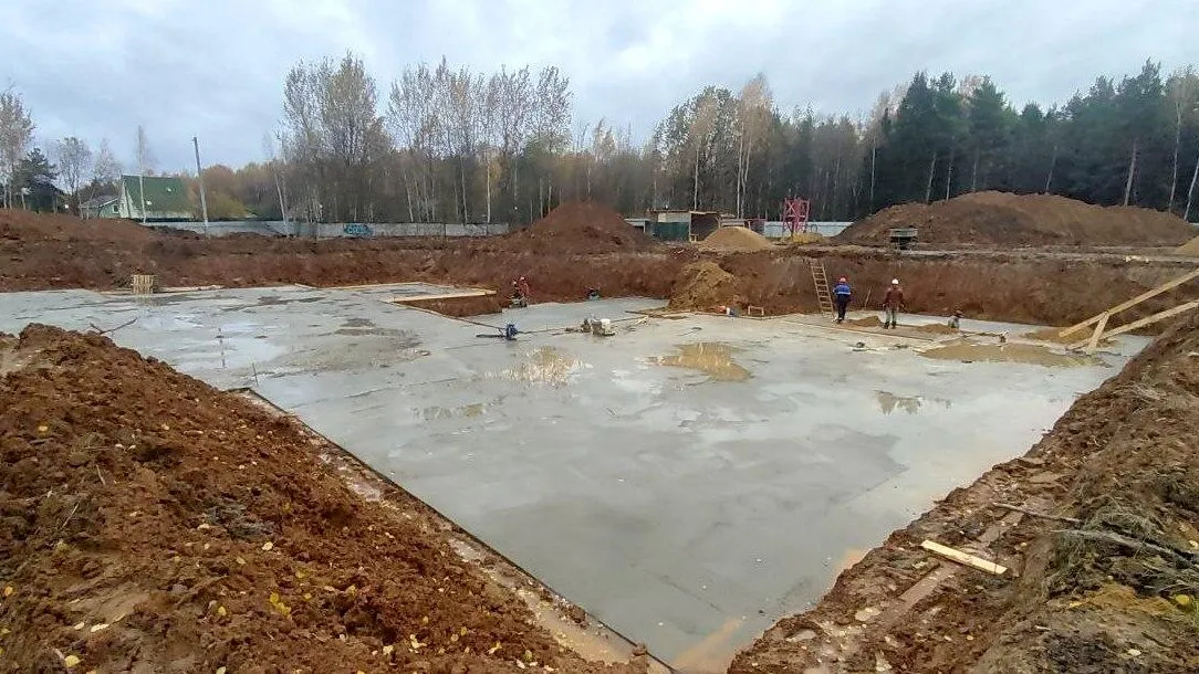 Рабочие приступили к устройству фундамента будущего бассейна в подмосковном поселке Монино