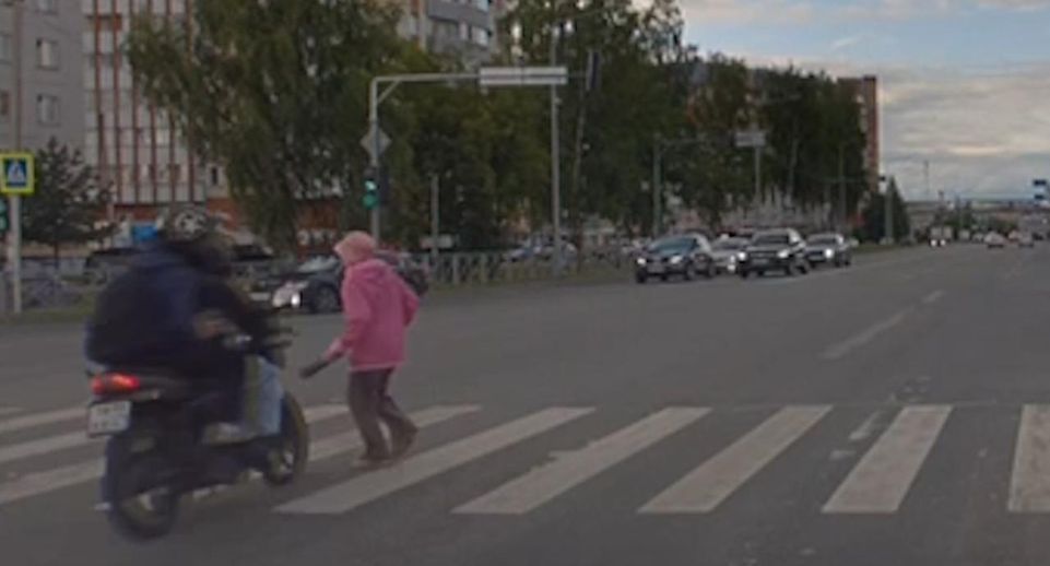 Момент ДТП с мотоциклистом и пенсионеркой в Кирове сняли на видео
