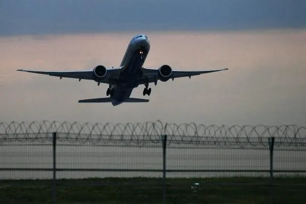 Самолет Boeing 777 авиакомпании «Аэрофлот» в небе над аэропортом Шереметьево в Москве.