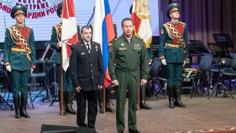 Сотруднику Росгвардии, который вывел двух детей из горящего дома в Пушкино, вручили медаль
