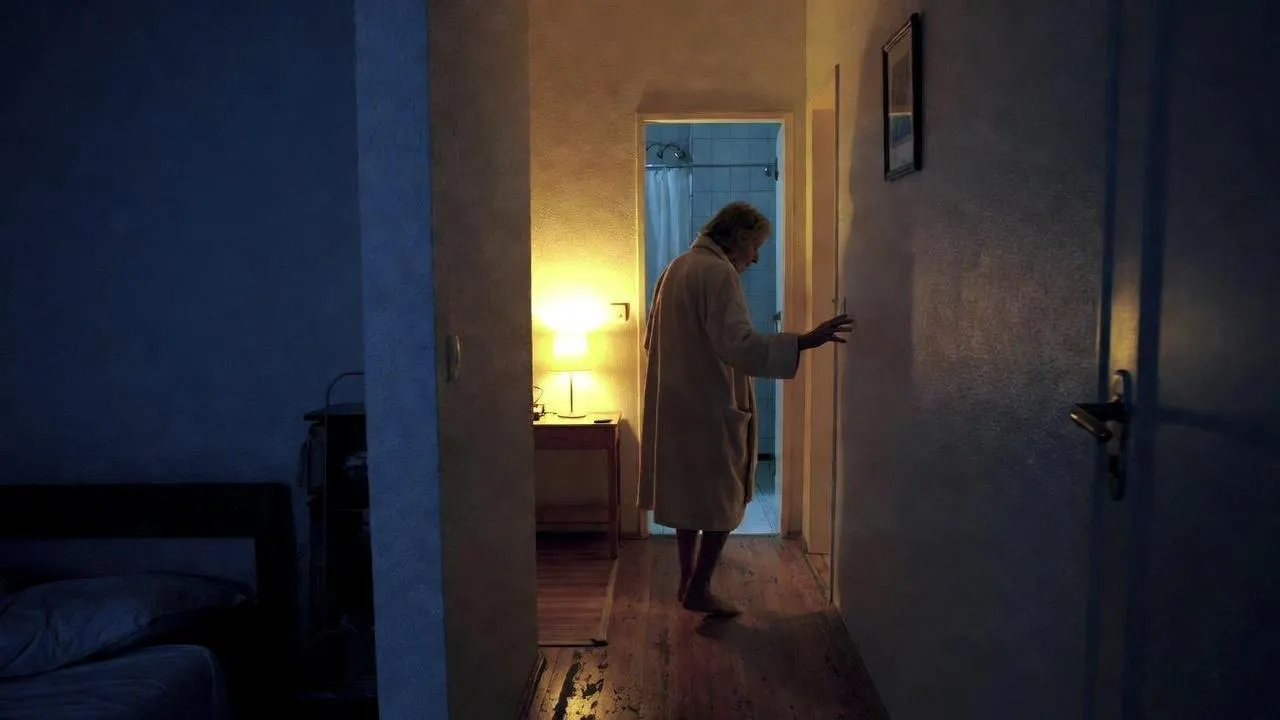 Уролог предупредил об опасности ночных походов в туалет для пожилых людей