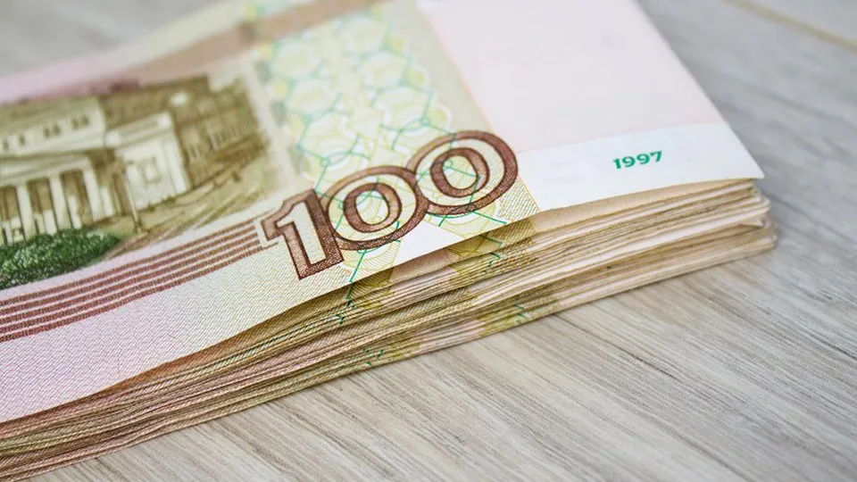 Тревога в Клину: пачка «денег» на остановке оказалась билетами банка приколов