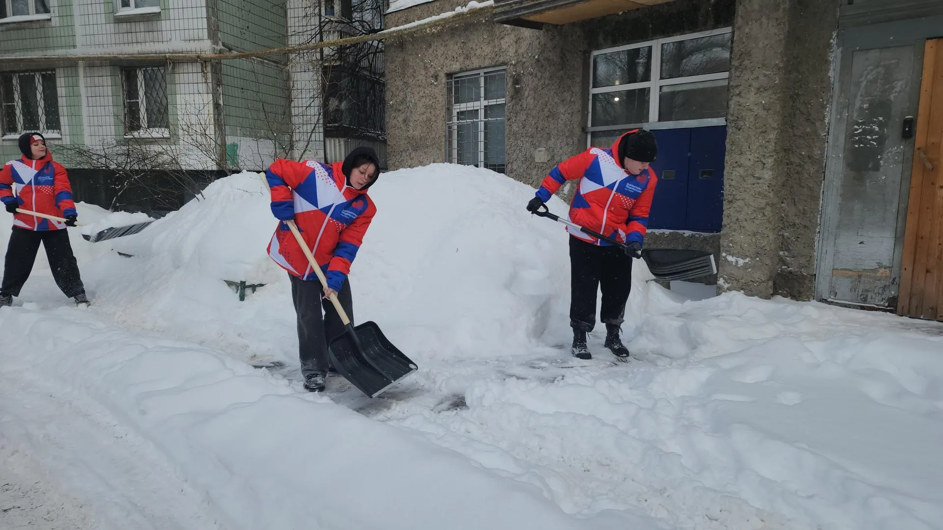 Химкинские волонтеры приняли участие в уборке снега во дворах