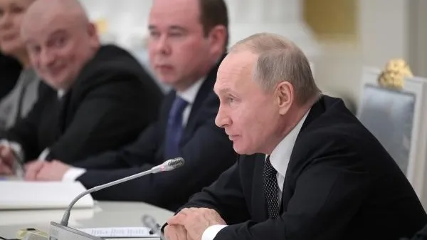 Путин поддержал предложение внести в Конституцию норму об уважении к труду