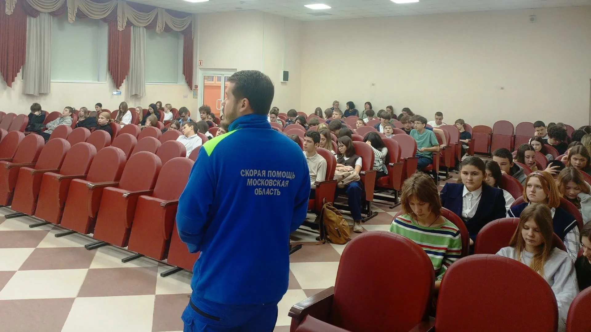 Профориентация в действии: школьники Пушкино познакомились с работой врачей скорой помощи