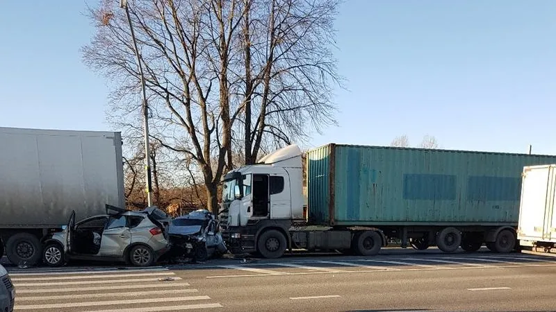 Фура смяла две легковушки в Луховицах