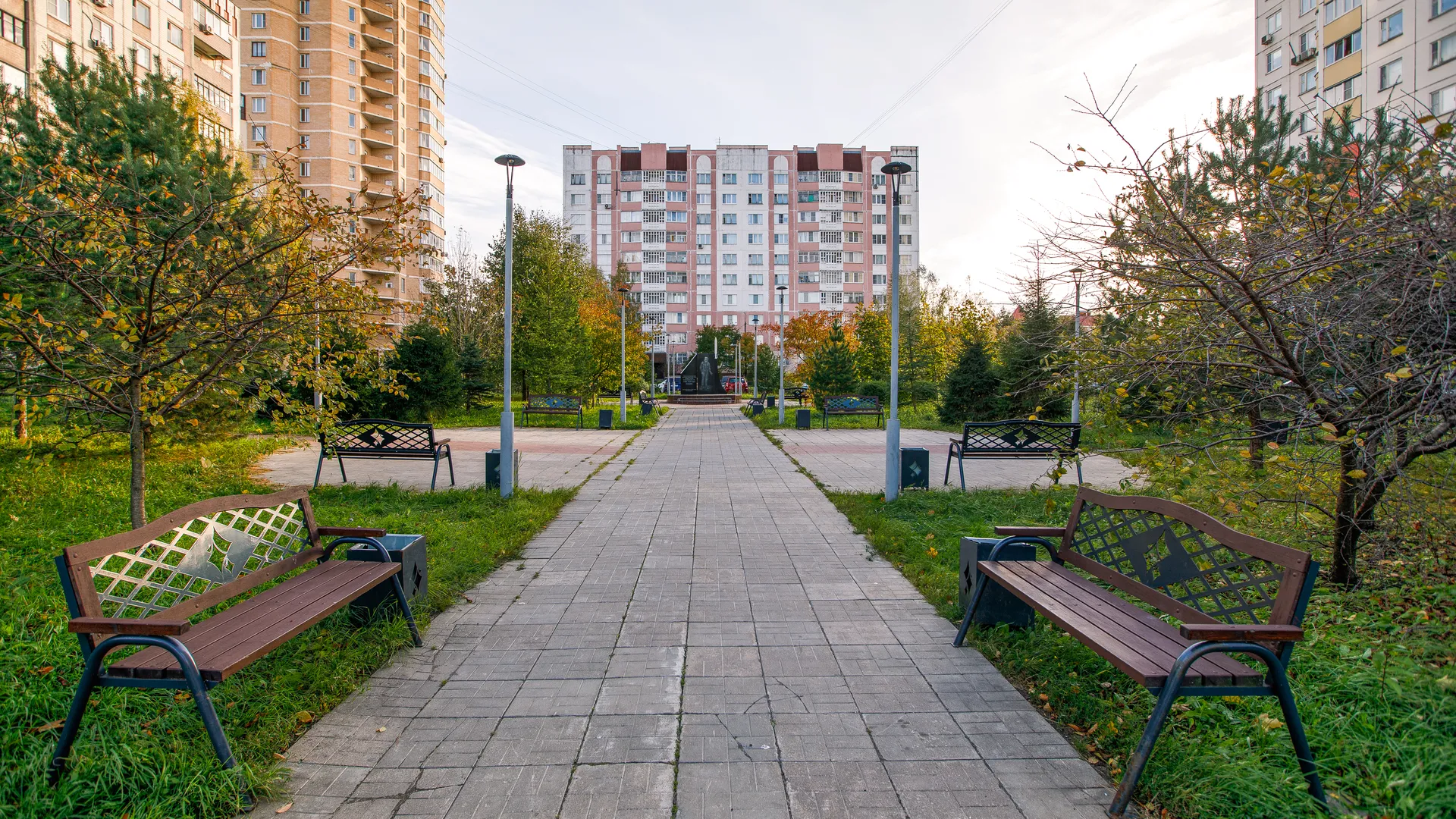 Краснознаменск. Лавочки в сквере имени Юрия Гагарина