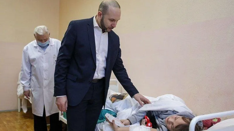 Обварившую ноги в кипятке девочку навестил глава Орехово-Зуево