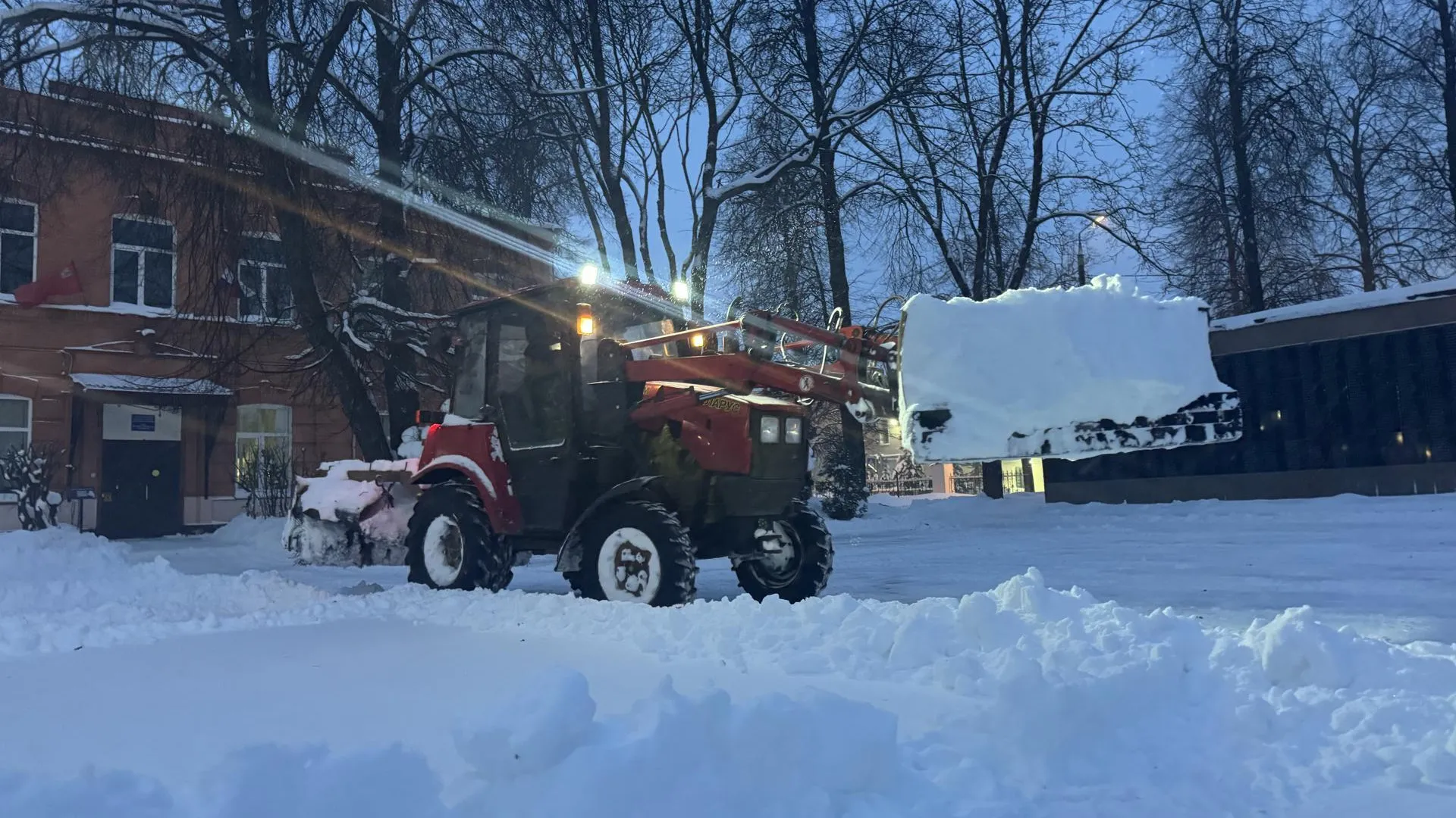 В Можайском округе к уборке последствий снегопада привлекли более 100 единиц техники