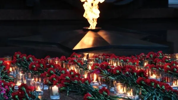 Участники акции «Вахта памяти. Вечный огонь» принесли цветы и свечи к Вечному огню в Александровском саду в Москве, чтобы почтить память павших за Родину.