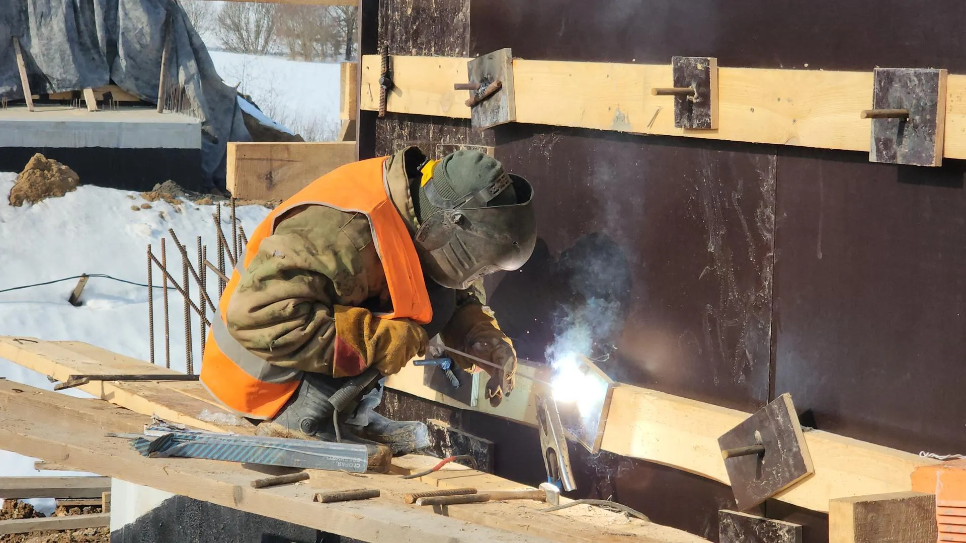 У деревни Мансурово в Истре укрепят опоры на мосту