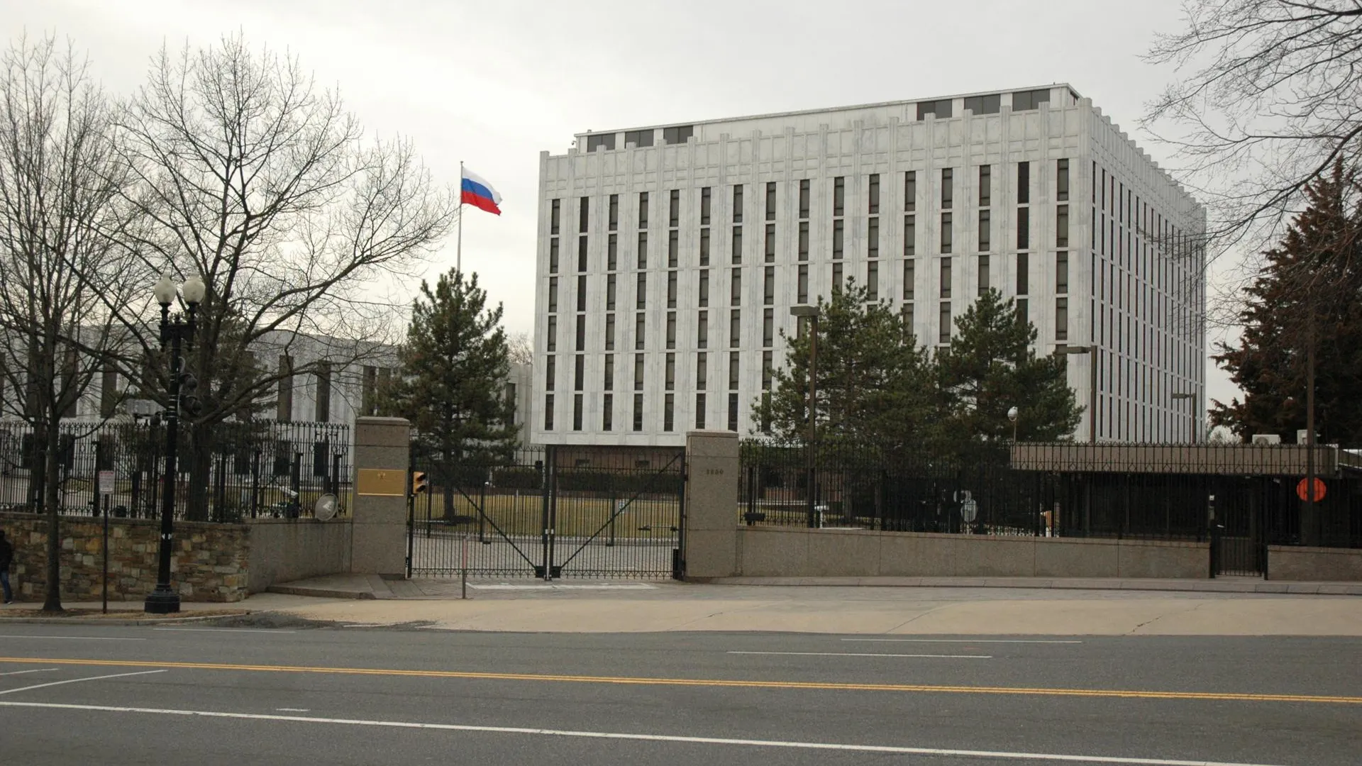 В Посольстве РФ заявили, что США поощряют украинскую диаспору проводить мешающие работе акции